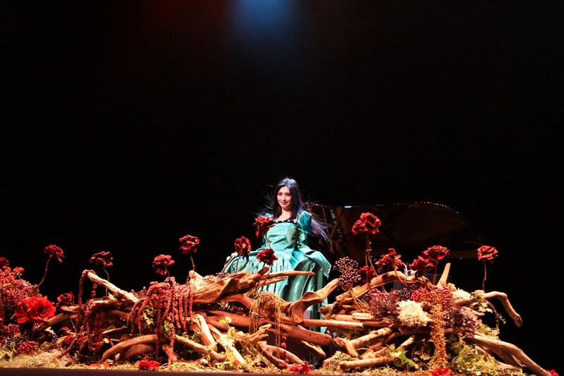 ステージにはCandle JUNEの手によるオブジェが配置された。