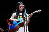 アンコールラストの「Beautiful Fighter」ではアコースティックギターの演奏も披露した。