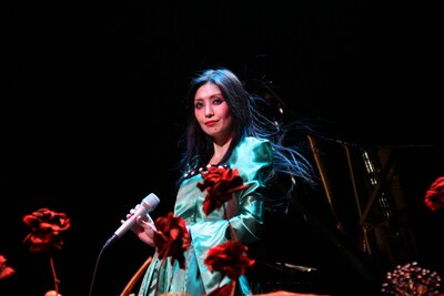 グリーンのドレスに身を包みステージに登場した鬼束ちひろ。