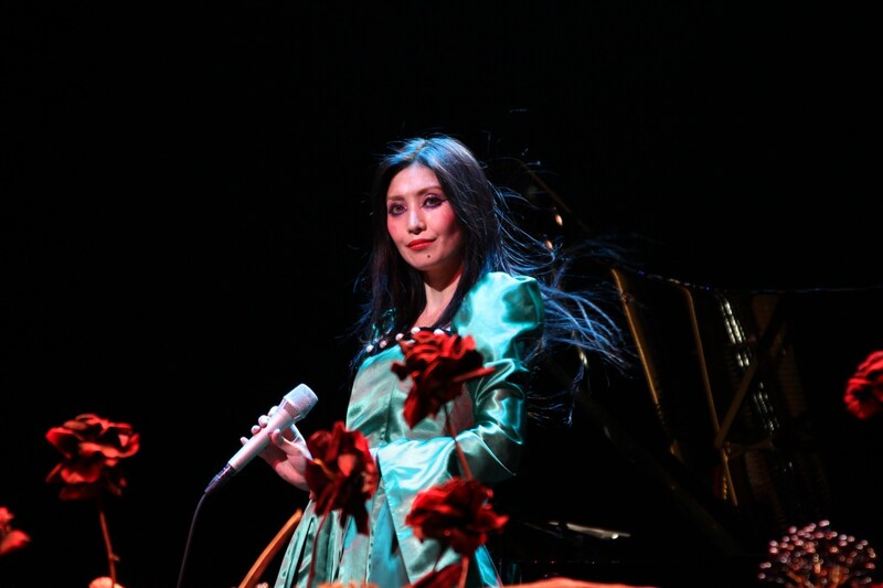 グリーンのドレスに身を包みステージに登場した鬼束ちひろ。