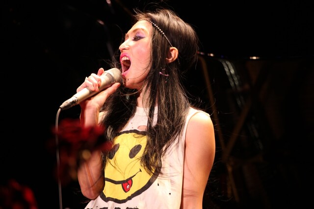 アンコールでは80's風のファッションで登場した鬼束ちひろ。