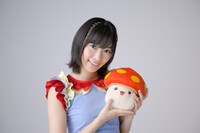 メイプルキノコのぬいぐるみを手にした指原莉乃。