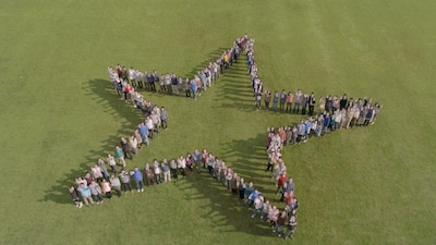 サッポロビール2012年企業広告「乾杯はひろがる」編より。総勢150名の出演者が一斉に空に向かって拳をつき上げる様子は圧巻。