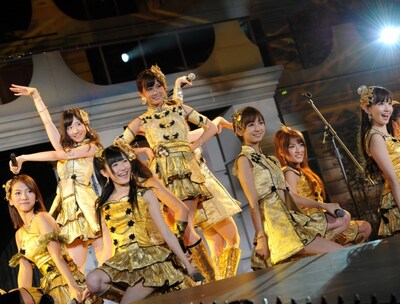 「フライングゲット」を披露するAKB48（写真は西武ドーム公演より）。