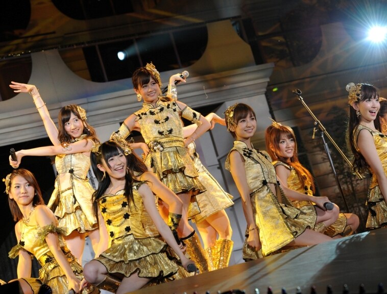 「フライングゲット」を披露するAKB48（写真は西武ドーム公演より）。