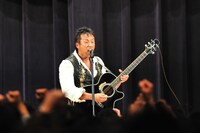 写真は市ヶ谷駐屯地でのライブの模様。