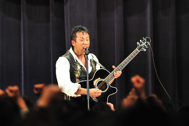 写真は市ヶ谷駐屯地でのライブの模様。