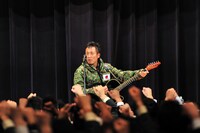 アンコールでは迷彩服で登場した。