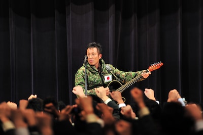 アンコールでは迷彩服で登場した。