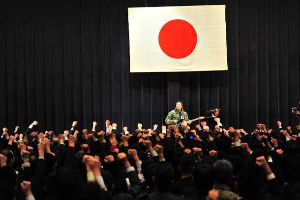 写真は市ヶ谷駐屯地でのライブの模様。