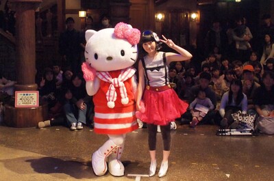 酒井景都（写真右）とハローキティ（左）。