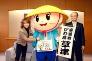 西川貴教（写真左）、草津市の観光マスコットキャラクターたび丸（中央）、橋川渉市長（右）。