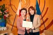 西川貴教（写真右）と嘉田由紀子知事（左）。