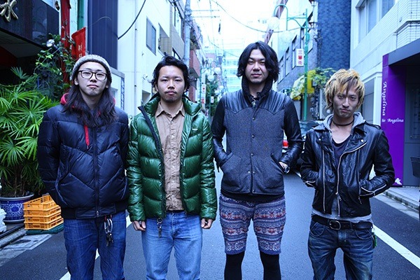 写真左からtetsu（Dr）、ryo（B, Vo）、MATSUMURA、masahiro（G）。