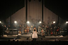 写真は「坂本真綾LIVE 2011 "in the silence"」最終日の様子。この日は千秋楽であると同時に、真綾にとって今年最後のライブでもあった。