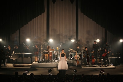 写真は「坂本真綾LIVE 2011 "in the silence"」最終日の様子。この日は千秋楽であると同時に、真綾にとって今年最後のライブでもあった。