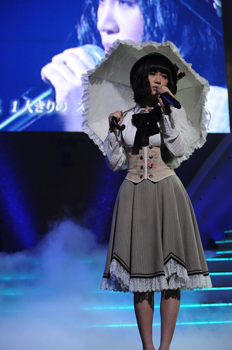 「枯葉のステーション」を歌う前田敦子(紅組)。 (C)AKS