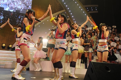 HKT48は11月末にスタートしたばかりの劇場公演から、「手をつなぎながら」を披露。 (C)AKS