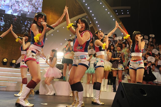 HKT48は11月末にスタートしたばかりの劇場公演から、「手をつなぎながら」を披露。 (C)AKS