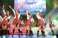 初来日となったJKT48は、紅組の助っ人としてサプライズ出演。 (C)AKS