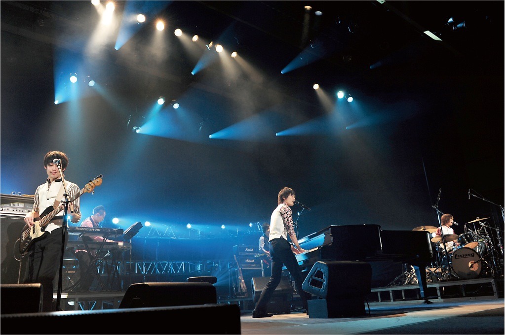 「WEAVER 3rd TOUR『ジュビレーション～太陽と月のパレード～』」渋谷公会堂初日公演の模様。