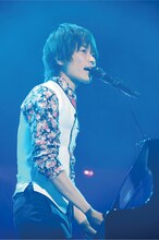 「WEAVER 3rd TOUR『ジュビレーション～太陽と月のパレード～』」渋谷公会堂初日公演の模様。