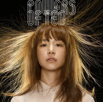 写真はシングルコレクション「POWERS OF TEN」通常盤ジャケット。