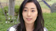 木村多江が出演するCM「幼稚園バス」編のワンシーン。
