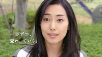 木村多江が出演するCM「幼稚園バス」編のワンシーン。