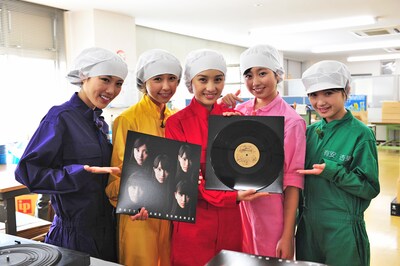 できたてほやほやの「バトル アンド ロマンス」アナログ盤を手に満面の笑みを浮かべるももいろクローバーZ。