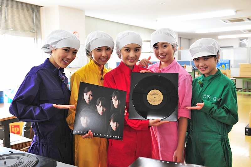 できたてほやほやの「バトル アンド ロマンス」アナログ盤を手に満面の笑みを浮かべるももいろクローバーZ。