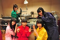 ドイツ製のカッティングマシーン「GEORG NEUMANN VMS 70」を前に記念撮影。アナログマニアにとってはうらやましい光景だ。