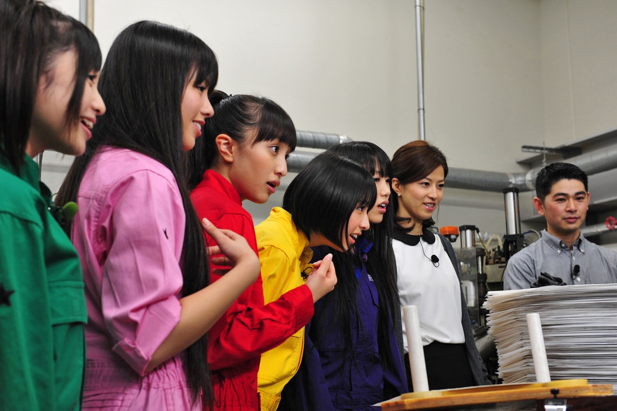 レコードのプレス行程を見学するももクロちゃんとテレビ朝日アナウンサー石井希和（写真右から2番目）。