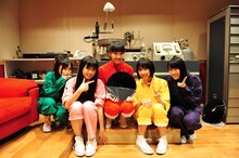 百田夏菜子（写真中央）が手にしているのは、溝が刻まれる前のラッカー盤。