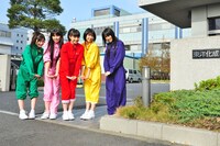 東洋化成の前で「もも見!!」のポーズ。