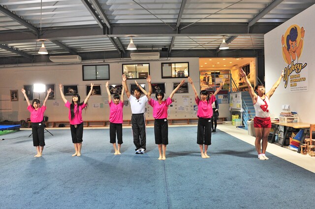 #5「反るの巻」では池谷とともに、「体操選手と自衛隊のショートコント」でおなじみ弾丸ジャッキーの松雪オラキオ（写真右端）がテスト審査員として登場する。