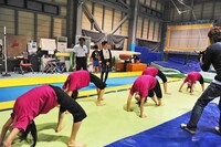 5人揃ってブリッジに挑戦。