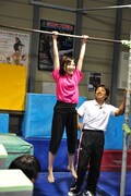 鉄棒にぶら下がって満面の笑みを浮かべる有安杏果。