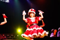 中野の街に一足早く降り立ったしょこたんサンタ。