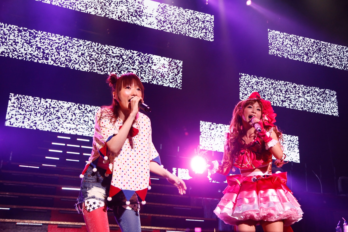 ステージにはしょこたんに数多くの歌詞を提供しているmeg rock（写真左）も応援に駆けつけた。