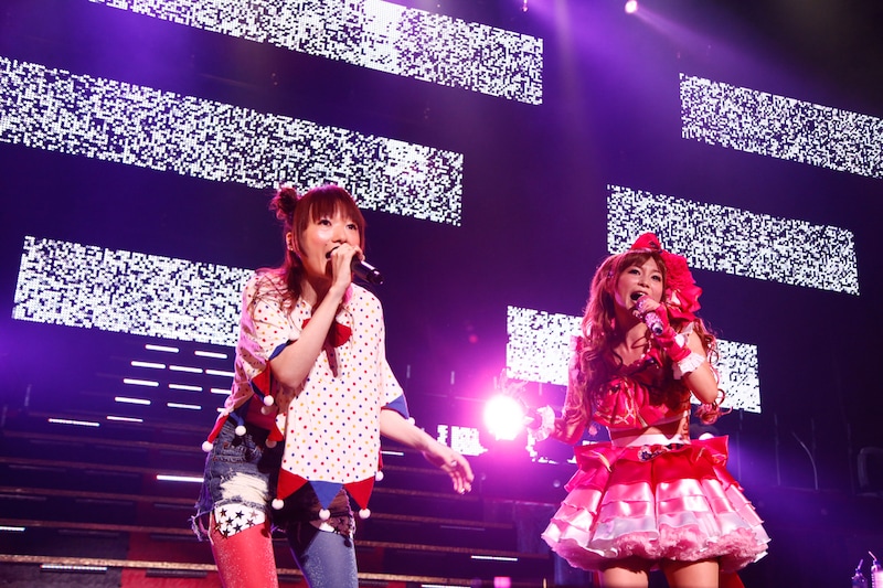 ステージにはしょこたんに数多くの歌詞を提供しているmeg rock（写真左）も応援に駆けつけた。