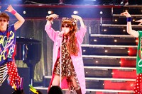 氣志團のカバー「One Night Carnival」ではピンクの学ラン姿を披露したしょこたん。