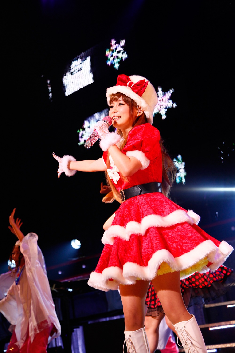 しょこたんサンタはミニスカ仕様。白い帽子には大きな赤いリボンが。