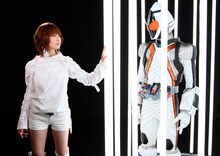 捕らえられた仮面ライダーフォーゼを助け出す救世主May'n。(C) 2011 石森プロ・テレビ朝日・ADK・東映