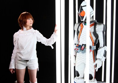 捕らえられた仮面ライダーフォーゼを助け出す救世主May'n。(C) 2011 石森プロ・テレビ朝日・ADK・東映