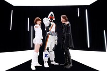 写真左からMay'n、仮面ライダーフォーゼ、椎名慶治。(C) 2011 石森プロ・テレビ朝日・ADK・東映