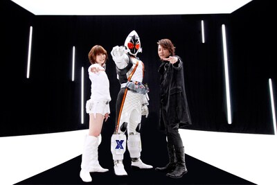 写真左からMay'n、仮面ライダーフォーゼ、椎名慶治。(C) 2011 石森プロ・テレビ朝日・ADK・東映
