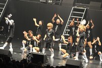 自分が作った激しい振り付けにDJ OZMAが「こんなに脚上げるって言ったの誰？」とこぼす一幕も。