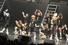 自分が作った激しい振り付けにDJ OZMAが「こんなに脚上げるって言ったの誰？」とこぼす一幕も。