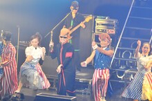 「SECRET LOVE STORY」を披露する氣志團。